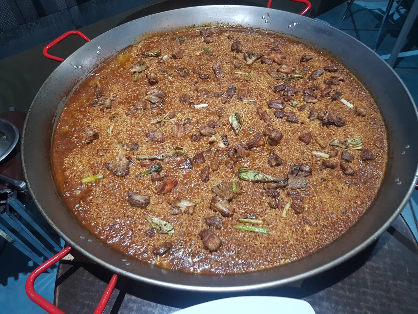Paella grande de arroz con carne y verduras