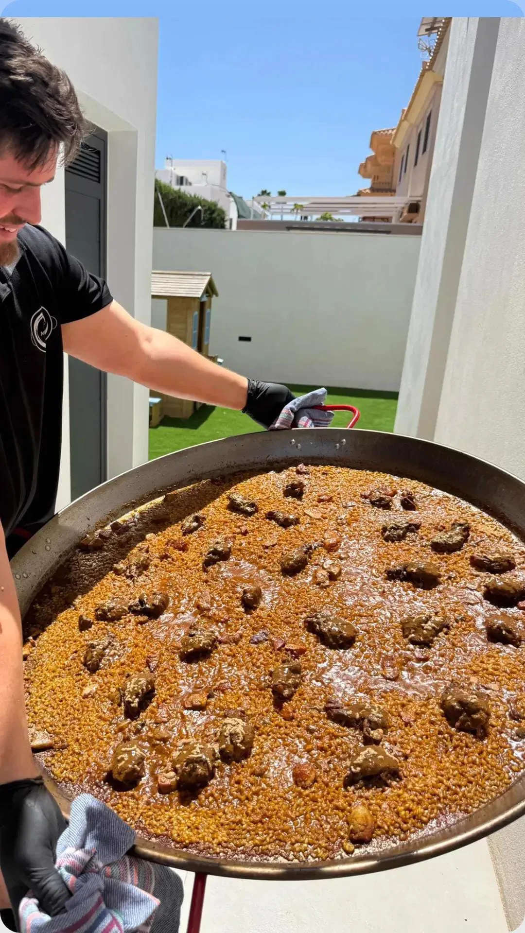 Paella de arroz con carne
