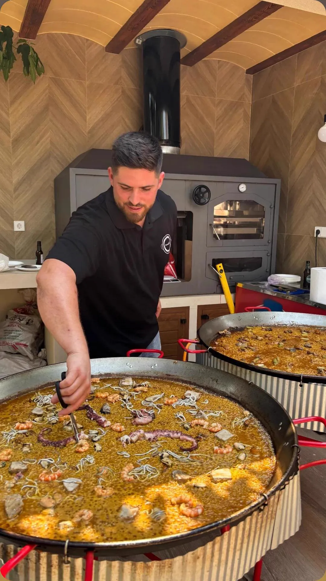 Paella en una cocina de leña
