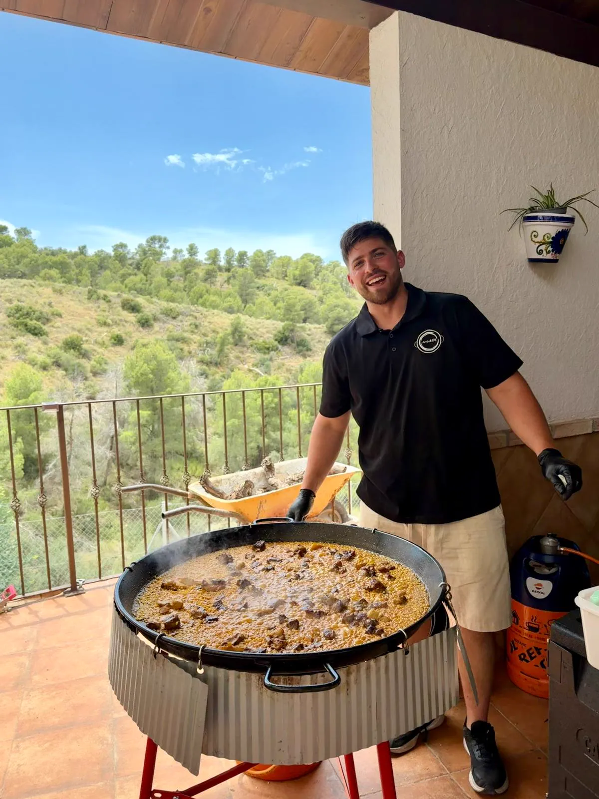 Pedro con una paella recién hecha en un evento al aire libre