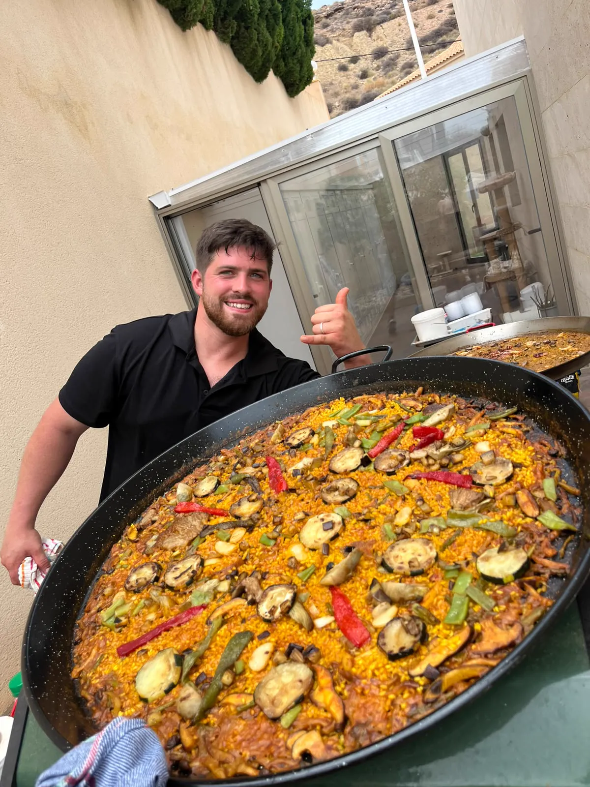 Pedro con una paella de verduras recién hecha