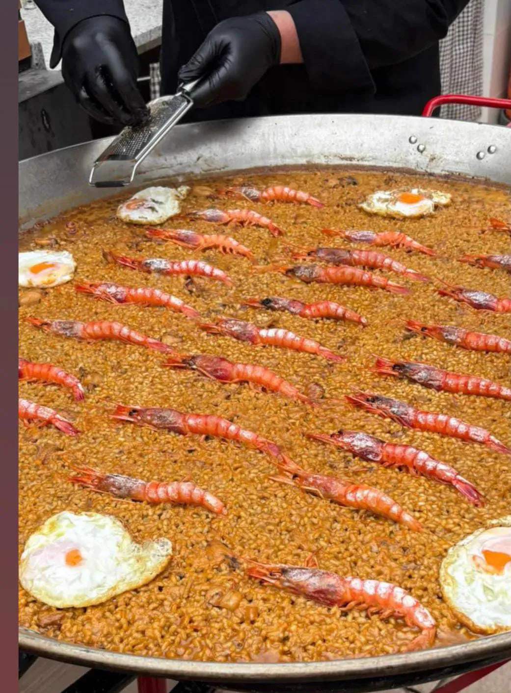 Arroz con langostinos y huevos fritos