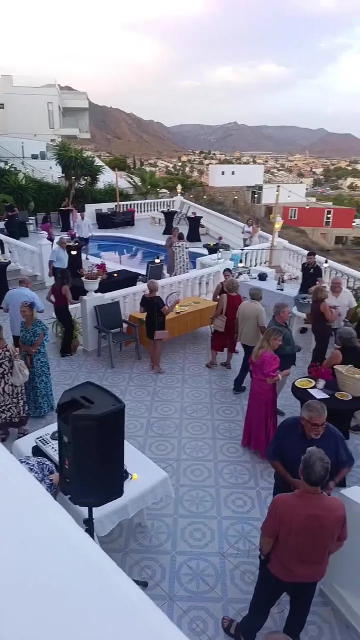Catering de ArrozAXO en una terraza con muchos invitados