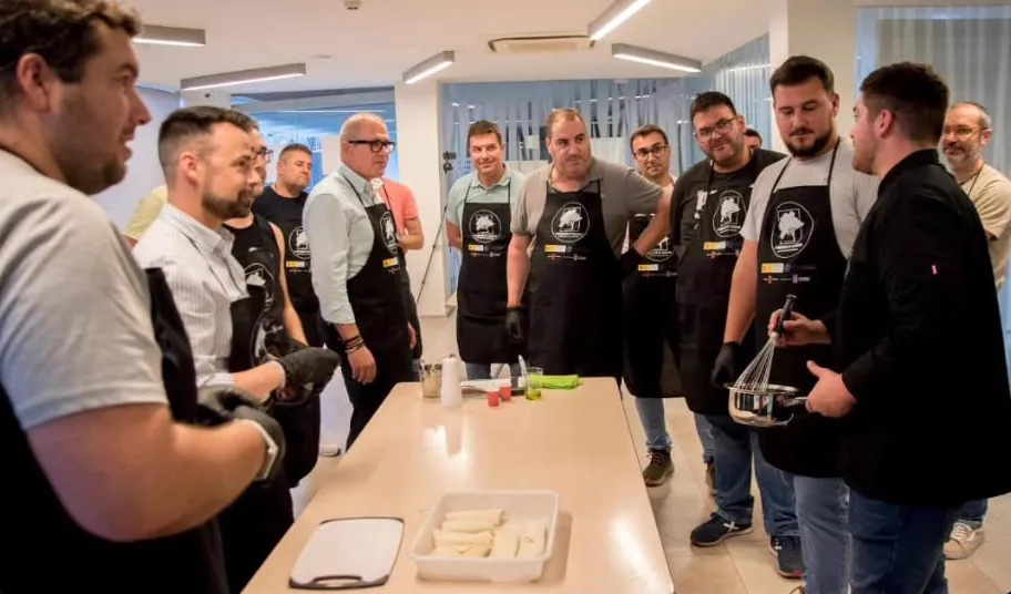 Pedro con los alumnos en la cocina del taller